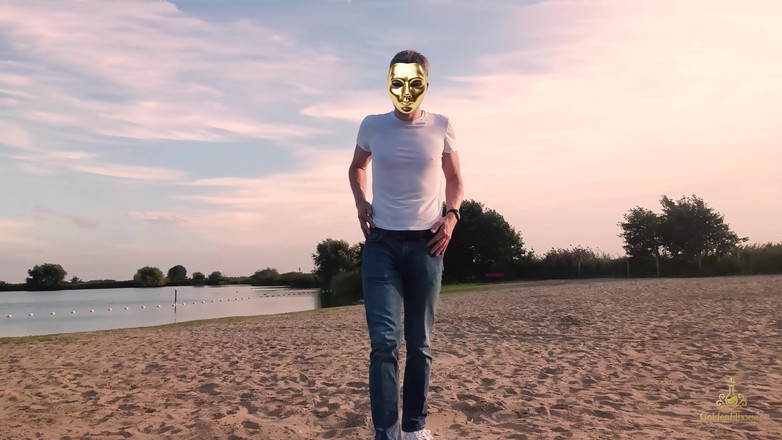 GoldenElixxxir: Мерехтіння на одягненому не нудистському пляжі таємно оголеним 4K! Підлітковий ексгібіціонізм Goldenelixxxir!