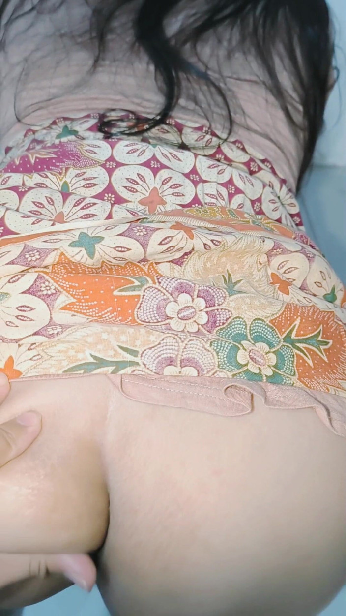 LadyBali: Horny Melihat Pantat Pembantu Dan Merayunya Untuk Seks Bersama