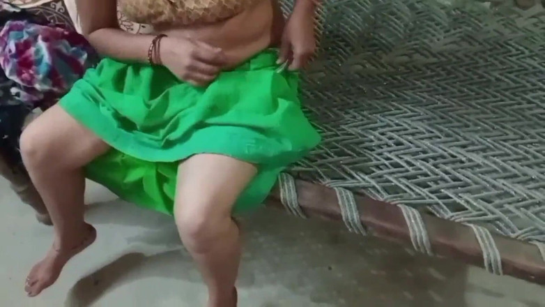 Village studio: Uma menina indiana do interior lambe sua buceta depois de...