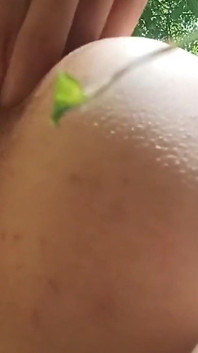 아무도 보지를 보지 않는 동안 내 엉덩이를 따먹기 위해 숲으로 들어갔어