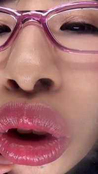 Die saftigen Lippen von Yua Hidaka, wurden zu einer Bürodame