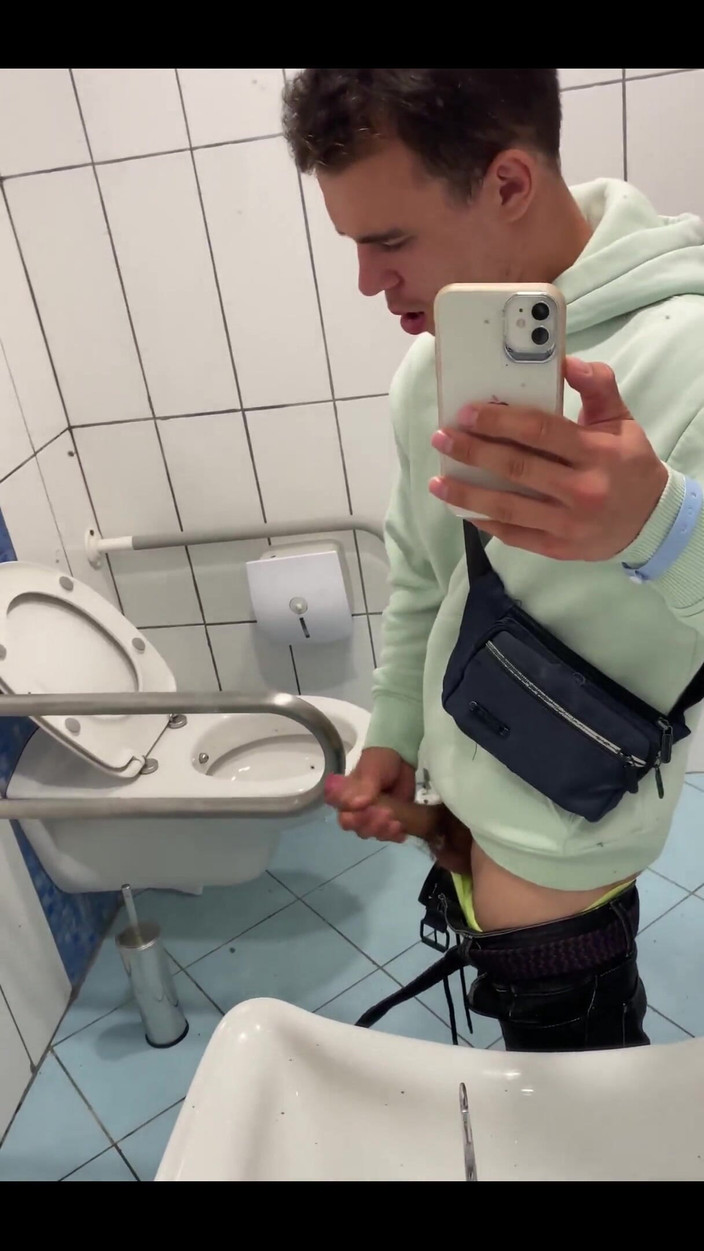Max_Russell: Non posso perdere l'opportunità di masturbarmi in bagno