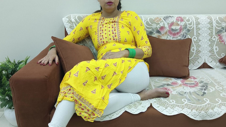 Saarabhabhi6: Sari si wanita india pamer di sofa