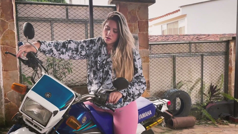 Sara Blonde: मोटरसाइकिल प्रेमी