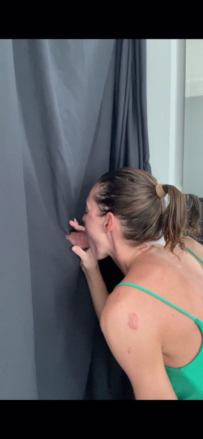 Tattooeddaddy1: Nympho lyndsay mengisap kontol orang asing di gloryhole