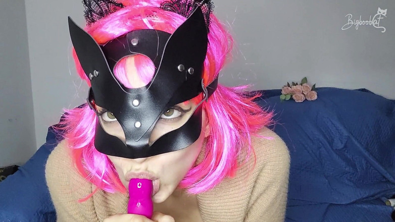 BigBoobCat: 当我戴着我的阴户面具挑逗自己时，我的天然巨乳正在弹跳
