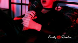 ट्रांस लड़की अपने चमड़े के कैटसूट में लंड हिलाती है