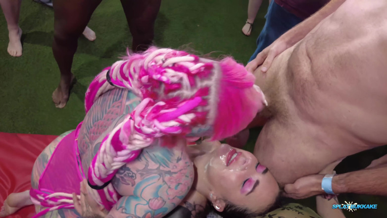 100% Amateur Gangbang and Bukkake from the UK!: Zwei kurvige und tätowierte huren blasen bei der party