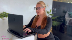 Anja Amelia: Váš nadržený šéf šuká své dildo před tvýma očima, zatímco jsi v...