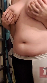 Cewek sange ini lagi asik mainin toketnya di kamar mandi - cowok ini menggores kepalaku sampai aku crot di kontolnya