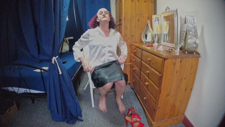 Mistress Jodie May: Plně oblečená blikající sekretářka