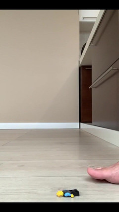 Jasons feet: Tiny boi się giganta