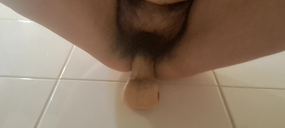Mommy big hairy pussy: Belle-mère baise avec un gode dans la salle de bain