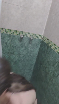 This student loves to play with her anus in the shower