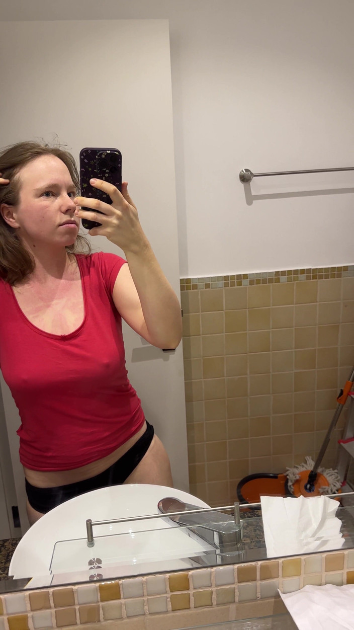 SweetLucy96: Tシャツ越しに大きな乳首が見えます
