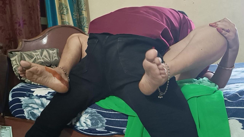 Decent couples: Mătușă desi sexy futându-se cu vizavi acasă băiat în pat