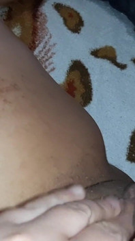 Saya dan ibu tiri panas melancap semasa kami di rumah bersendirian