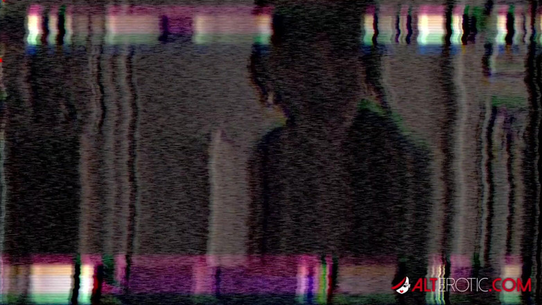 Alt Erotic: Vex Voltage karantina sırasında sıkı amcığını ve göt deliğini açıyor