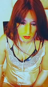 สาวแต่งหญิงสุดฮอต: แต่งตัวด้วยกลิตเตอร์ ดูหนังโป๊และสัมผัสฉัน