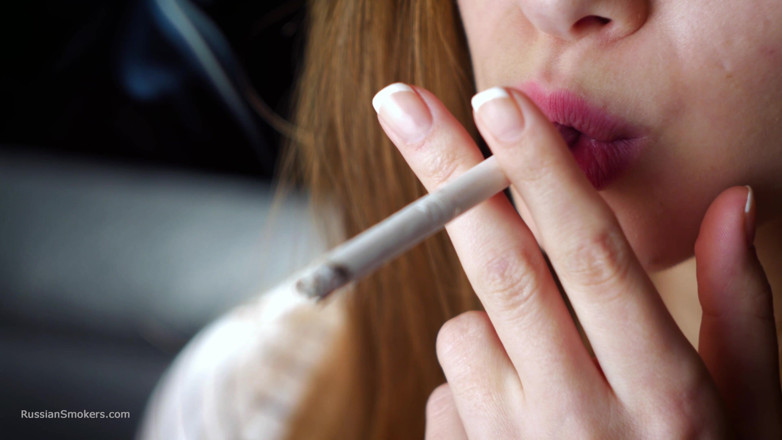 Russian Smokers: Miękkie rosyjskie piękno palenia papierosa spokojnych chwile