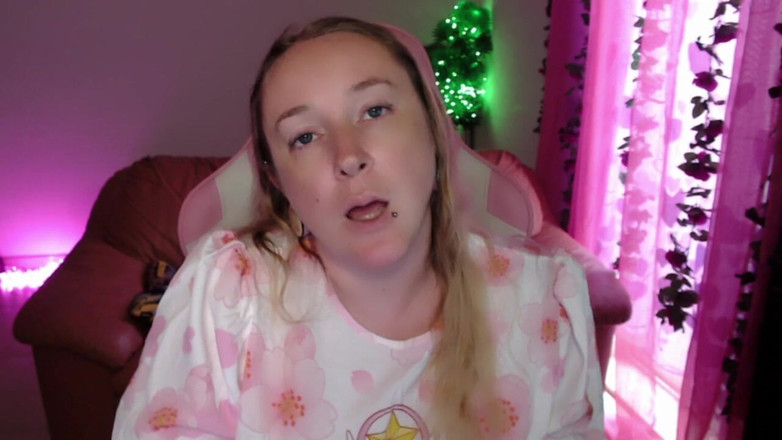 Kisicaxx: Velké černé péro uctívající sprosté řeči