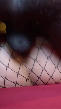 Siyah adam ve dövmeli bebek