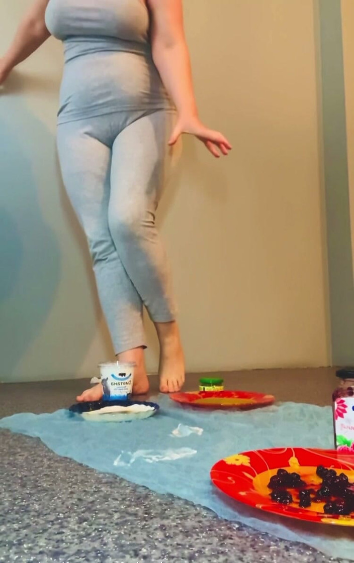 VikkiGeorgia: Food Foot Play