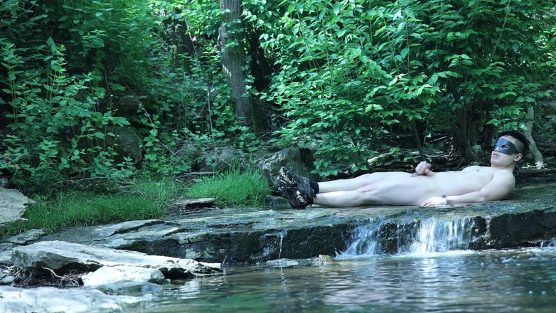 barenakedboy: Wyginanie się nad wodospadem, próba skradania się trochę prywatnej chwili ...