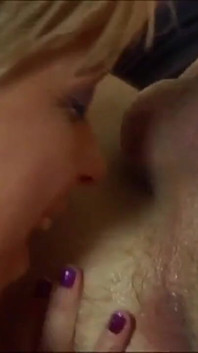 Nikky Blond o curvă de abia 18 ani cu țâțe mari frumoase și păr blond este futută în cur și umplută cu gura