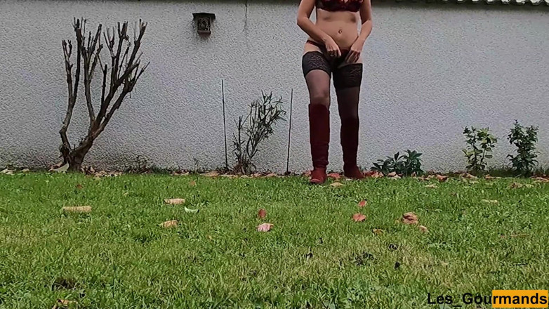 Les Gourmands: Cette MILF a très envie de pisser, elle va dans...
