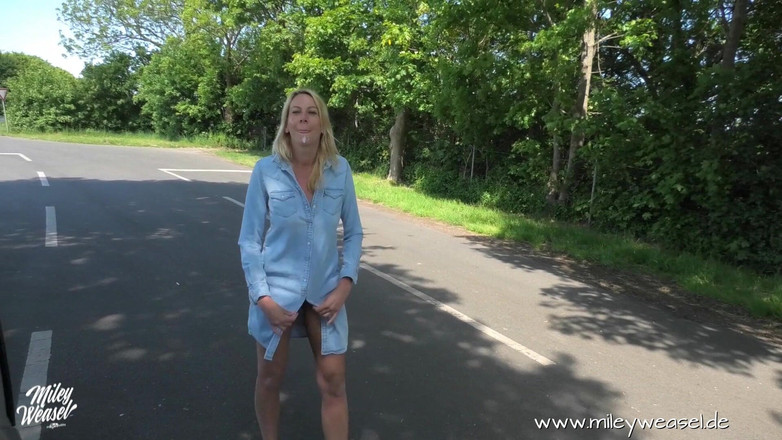 Miley Weasel: Une blonde se fait enculer dans la nature !