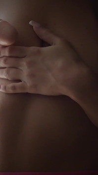 Gangbang - a implorat să nu termine și a gemut foarte pasional când a fost futută în două penisuri simultan