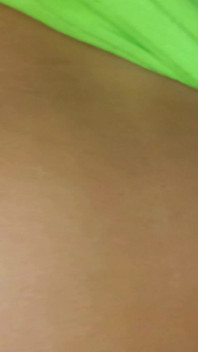 アムが胸と甘い膣を見せる 106