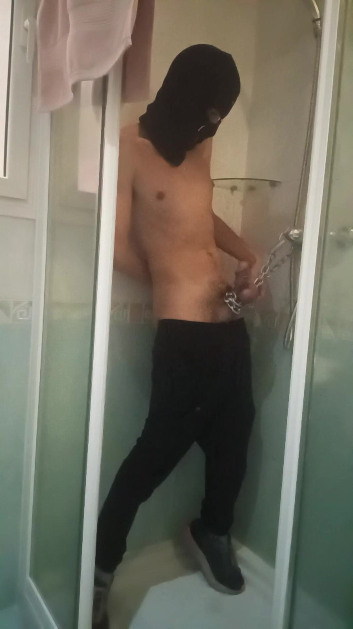 Slave Sparrow: Douche froide pour l’esclave