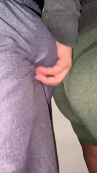 Omylem Se Dotkne Cizího Velkého Čůráka Ve Frontě