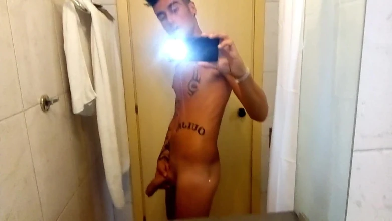 Idmir Sugary: Ragazzo mediorientale si masturba nel bagno dell'hotel, sborra nel lavandino