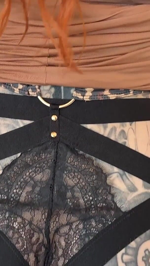 Video Porno One: Přijela z Belgie, aby si vzala dva penisy, tahle zrzka...
