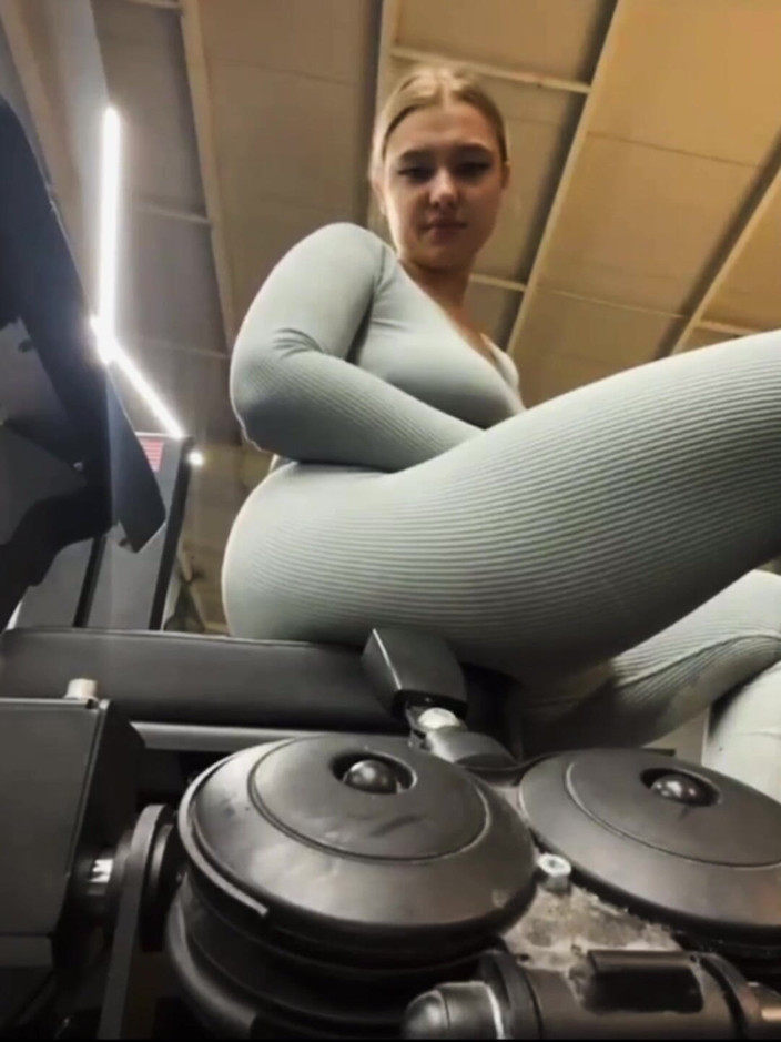 JuiceLussie: Szalone jebanie i trening na siłowni, orgazm podczas treningu