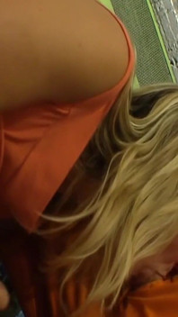 Frénésie de fisting à l’usine - une blonde mature se fait baiser
