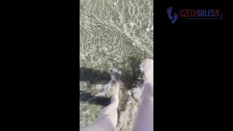 Czech Soles - foot fetish content: Pies de playa provocando
