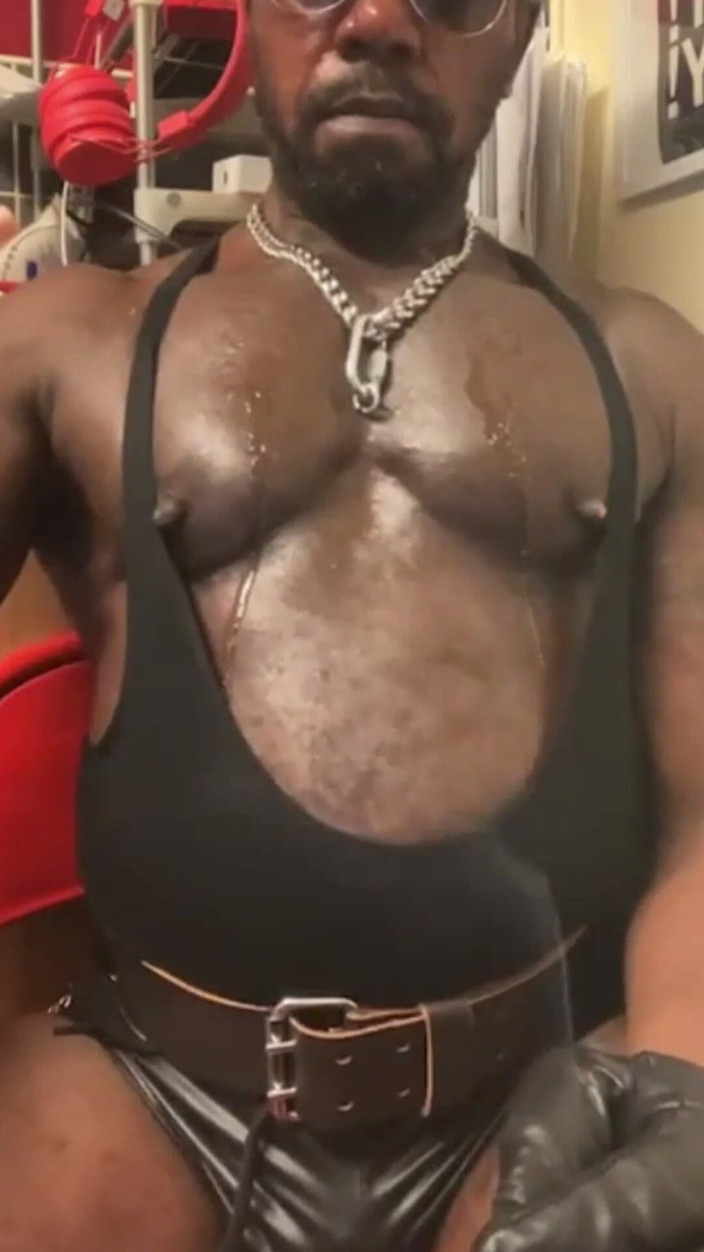 Black smoking muscle stepdad: Scènes de fumage habillées en cuir sexy et moulantes