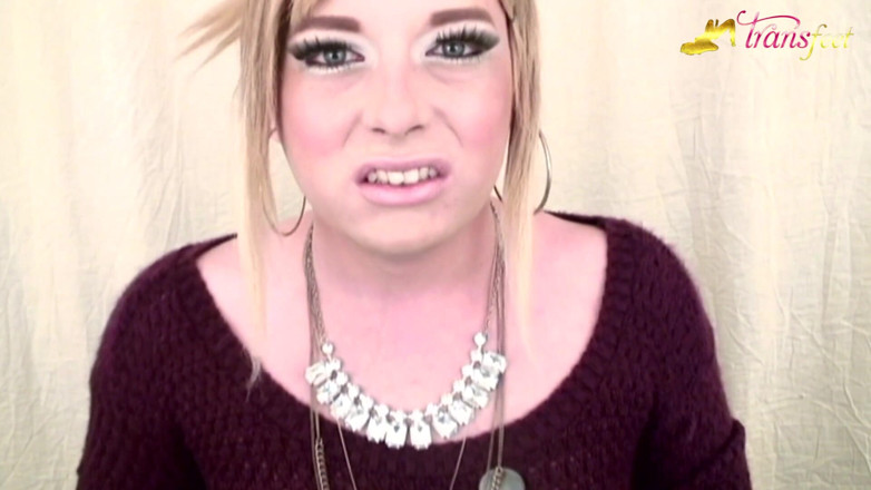 Trans and Cross-Dressers Feet: La trans bionda Mallory e le sue belle unghie rosa