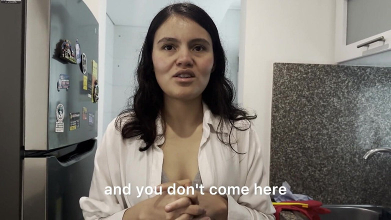 scarlettandc: Lesbický sex s nevlastní sestrou mého manžela v kuchyni, zatímco...