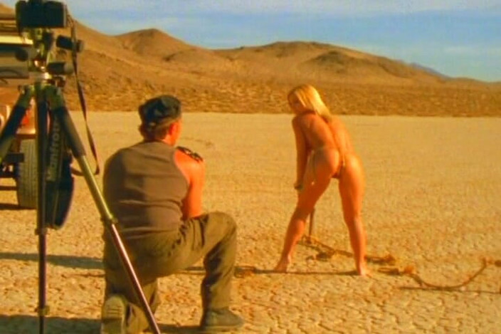 THAGSON RETRO: Pissendes durchnässtes blondes schätzchen kniet für desert Golden Shower