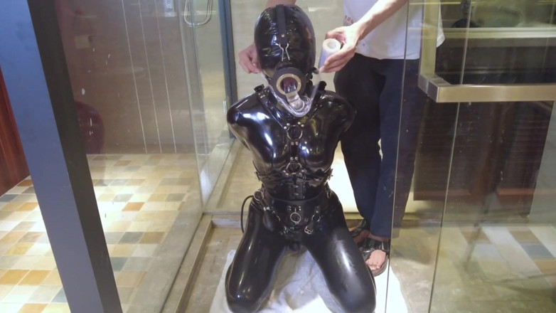 Aisan girl bondage: Mz20 - das mädchen in latexkleidung in einem glasraum eingesperrt