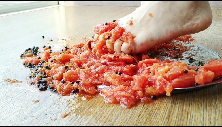 Clios Hot World: Дроблення папайї оголеними ногами і облизування чистим