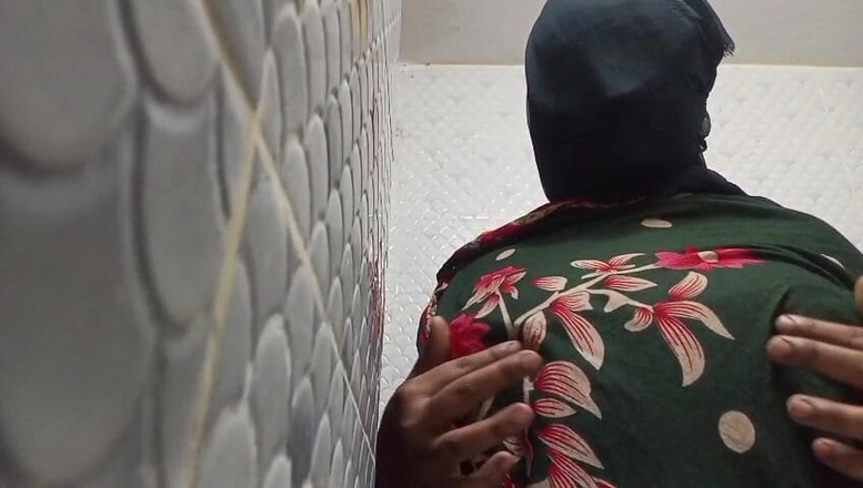 Nazmabd: Indisk Nazma Babhi visar sina bröst när hon duschat