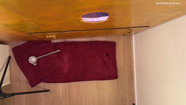 GLORYHOLEGAYS: Geiler Schwanz Am Gloryhole Spritzt in Die Spermakelle