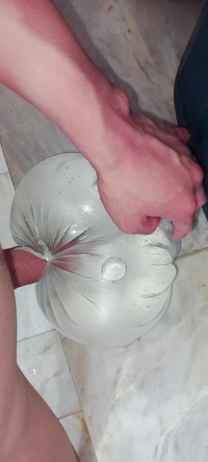 SHAYAN DENIZ: Nadržená anální masturbace Sama v koupelně - Skutečná hra s hračkou