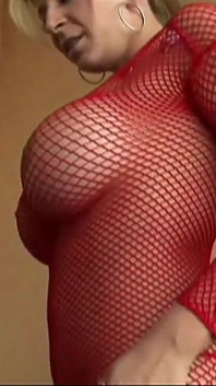 Seksi azgın sarışın orta yaşlı seksi kadın büyük siyah yarağı tamamen emiyor ve sonra domalarak sert sikiliyor